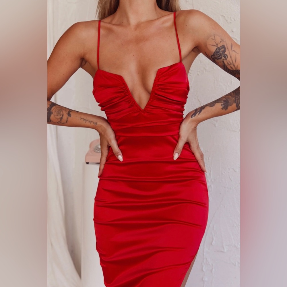 THIGH SPLIT RED DRESS